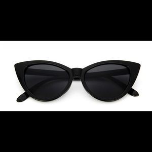 Black retro cat-eye sunglasses